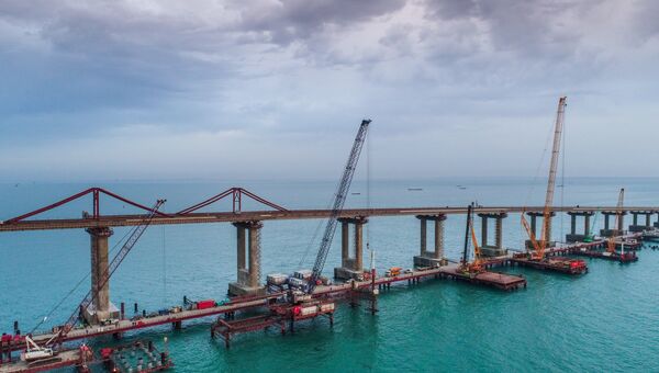 Вид на строящийся Крымский мост в Керченском проливе