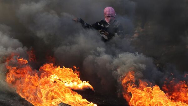 Протестующий во время столкновений на границе Палестины и Израиля