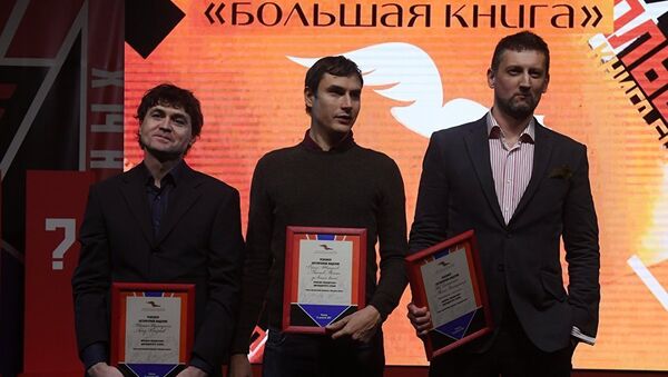 Писатели Шамиль Идиатуллин (слева), Сергей Шаргунов (в центре) и Лев Данилкин (справа) на вручении литературной премии Большая книга