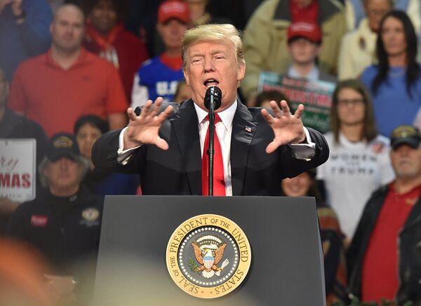 Президент США Дональд Трамп во время выступления в Пенсаколе, Флорида. 8 декабря 2017 Президент США Дональд Трамп во время выступления в Пенсаколе, Флорида. 8 декабря 2017