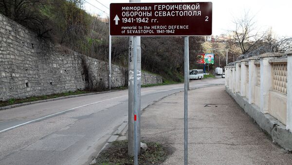 В Севастополе устанавливают новые указатели к достопримечательностям