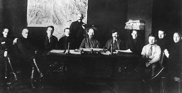 Заседание Коллегии ОГПУ, 1922 г. На фото (слева направо): Г. Г. Ягода, С. А. Мессинг, Я. Х. Петерс, И. С. Уншлихт, А. Я. Беленький, Ф. Э. Дзержинский, В. Р. Менжинский, Г. И. Бокий, А. Х. Артузов, Г. И. Благонравов Заседание Коллегии ОГПУ, 1922 г. На фото (слева направо): Г. Г. Ягода, С. А. Мессинг, Я. Х. Петерс, И. С. Уншлихт, А. Я. Беленький, Ф. Э. Дзержинский, В. Р. Менжинский, Г. И. Бокий, А. Х. Артузов, Г. И. Благонравов