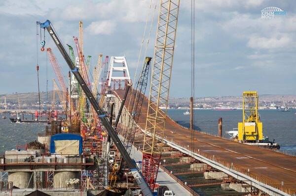 Завершено сооружение пролетов Крымского моста под автодорогу Завершено сооружение пролетов Крымского моста под автодорогу