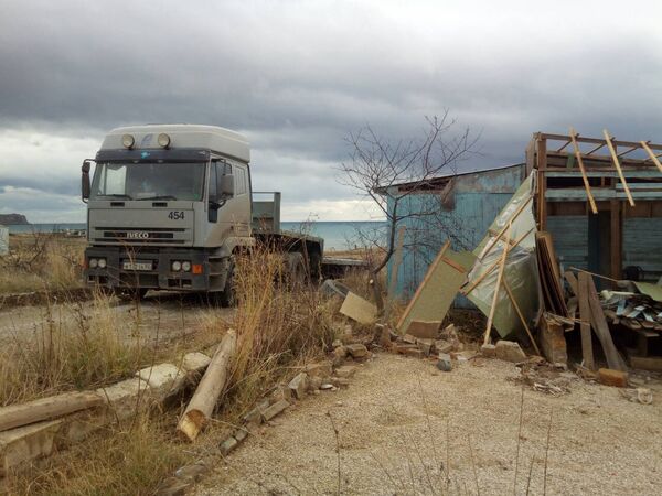 Снос пансионата-самостроя Голубая лагуна в Судаке Снос пансионата-самостроя Голубая лагуна в Судаке