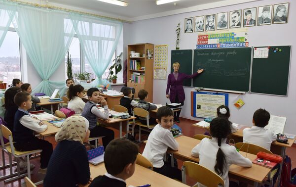 Урок в школе №42 им. Эшрефа Шемьи-заде в микрорайоне Каменка (Симферополь) Урок в школе №42 им. Эшрефа Шемьи-заде в микрорайоне Каменка (Симферополь)