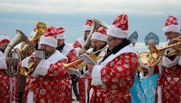 Оркестр Дедов Морозов на восьмом ежегодном Мороз-параде в Ялте