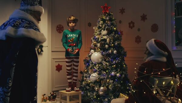 Скриншот с видео на YouTube: Дед Мороз вместо Санта-Клауса: русские хакеры взломали Рождество