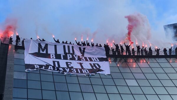 В Киеве радикалы развернули плакат с надписью Мишу — в Грузию, Петю — в Гагаузию