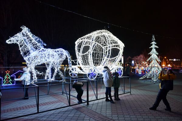 Новогодняя световая композиция на площади Ленина в Симферополе