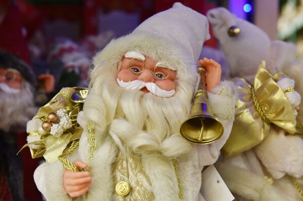 Игрушка Деда Мороза в магазине в Симферополе