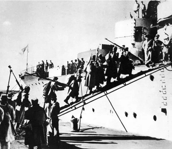 Посадка десанта 28 декабря 1941 года на крейсер Красный Кавказ Посадка десанта 28 декабря 1941 года на крейсер Красный Кавказ