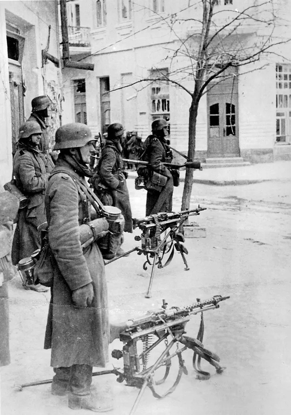 Немецкие солдаты на улицах оккупированной Феодосии в 1942 году Немецкие солдаты на улицах оккупированной Феодосии в 1942 году