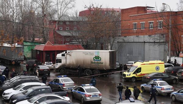 Полиция и автомобиль реанимации на улице возле фабрики Меньшевик в Москве