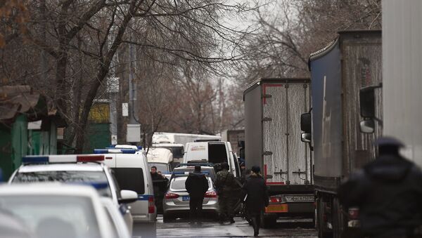Оцепление полиции на улице возле фабрики Меньшевик в Москве