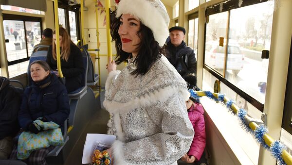 Снегурочка в троллейбусе Деда Мороза в Симферополе