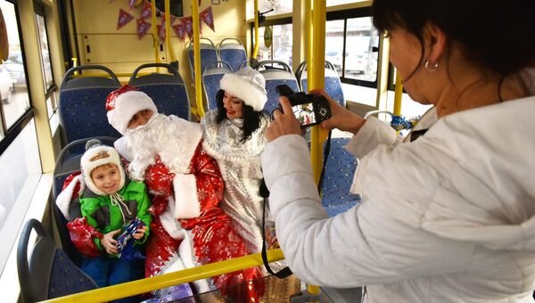 Пассажиры фотографируются в троллейбусе с Дедом Морозом в Симферополе
