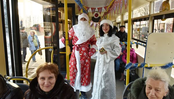 Дед Мороз и Снегурочка поздравляют пассажиров троллейбуса в Симферополе с наступающим Новым годом