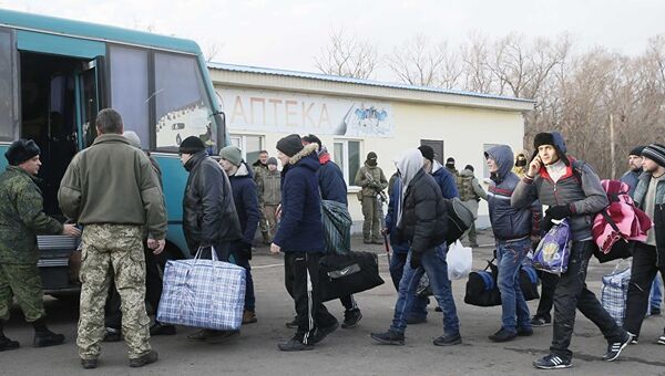 Пленные садятся в автобус во время обмена в Донецкой области