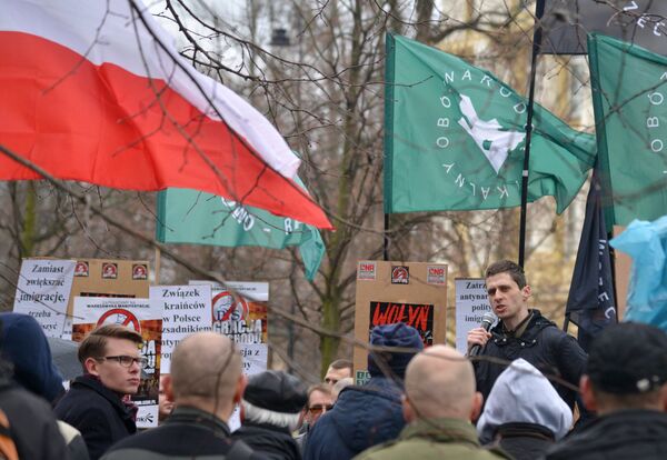 Участники митинга против возросшего числа украинских мигрантов в Варшаве Участники митинга против возросшего числа украинских мигрантов в Варшаве
