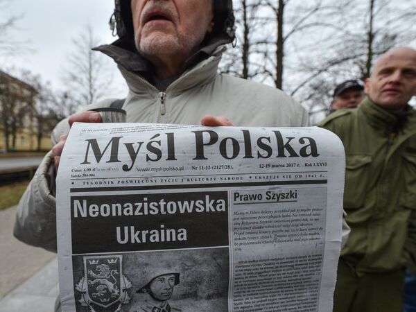 Участник митинга против возросшего числа украинских мигрантов в Варшаве. 18 марта 2017 года Участник митинга против возросшего числа украинских мигрантов в Варшаве. 18 марта 2017 года