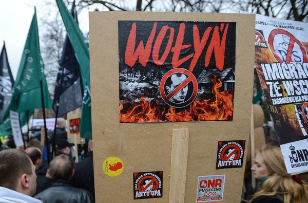 Участники митинга против возросшего числа украинских мигрантов в Варшаве Участники митинга против возросшего числа украинских мигрантов в Варшаве
