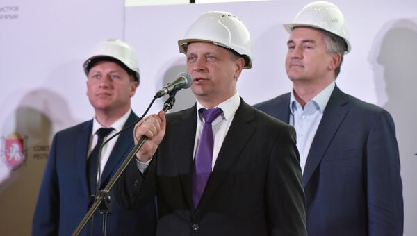 Министр транспорта РФ (в центре) посетил строительство нового терминала международного аэропорта Симферополь