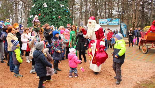 Дед Мороз с детьми в Детском парке Симферополя