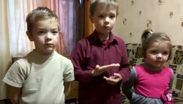 Дети поздравили с Новым годом на языке жестов