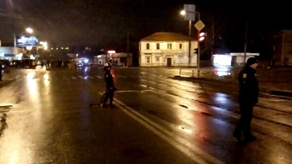 Полиция оцепила улицу возле Укрпочты, где неизвестный взял заложников Полиция оцепила улицу возле Укрпочты, где неизвестный взял заложников