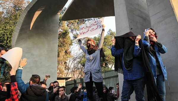 Иранские студенты во время протестов в Тегеране. 30 декабря 2017