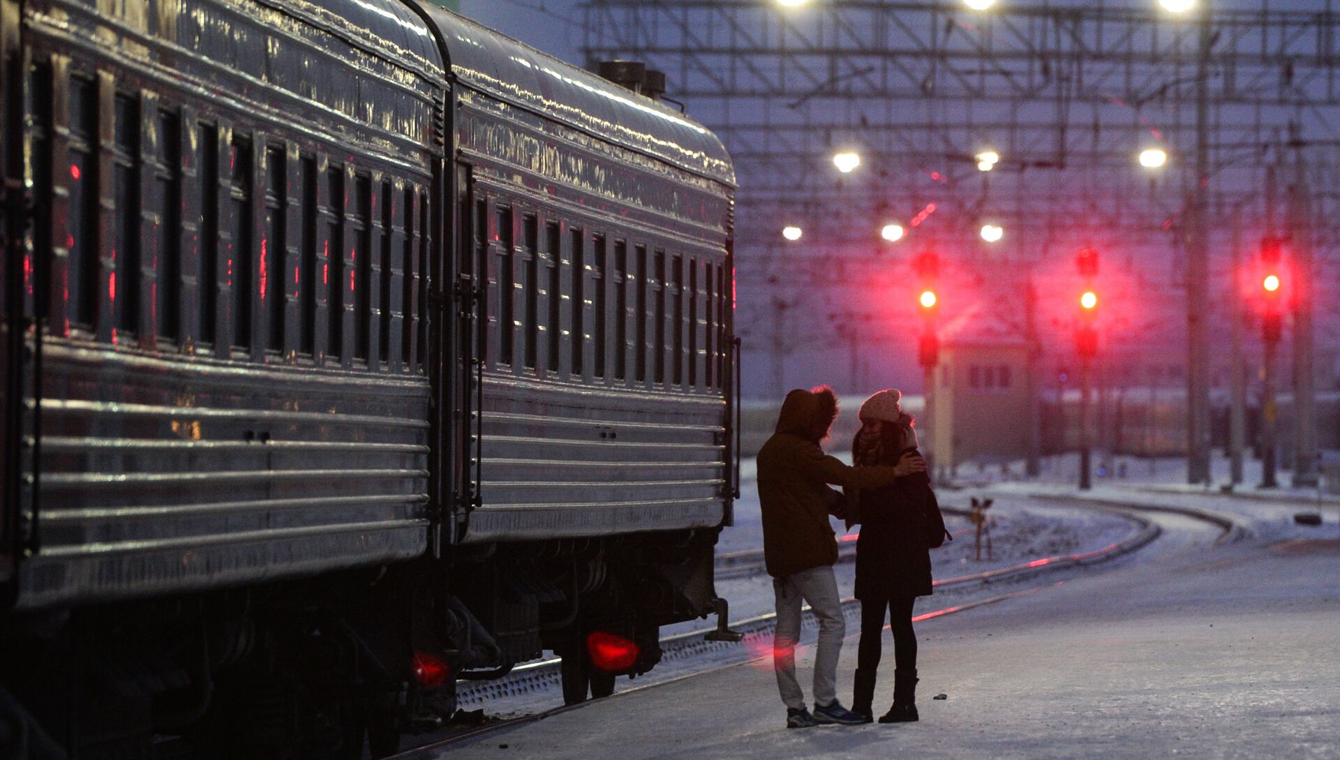 Молодые люди у пассажирского поезда на станции Новосибирск-Главный Западно-Сибирской железной дороги - РИА Новости, 1920, 03.02.2021