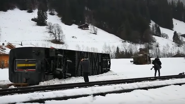 Поезд, опрокинувшийся из-за сильного ветра в Швейцарии