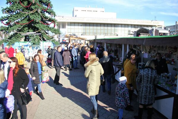 Рождественская ярмарка на площади имени Ленина в Симферополе