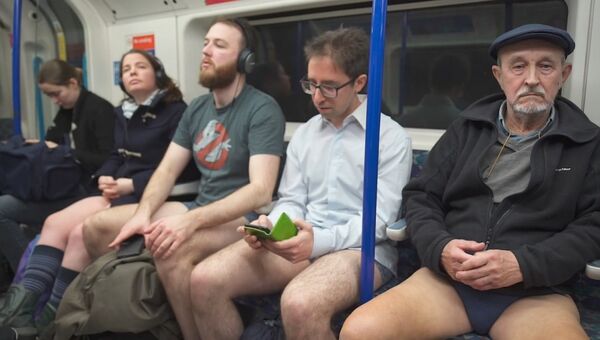 Шапку можешь оставить: пассажиры без штанов прокатились в метро Лондона