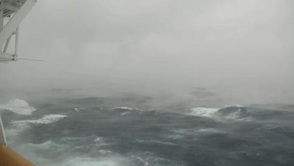 Скриншот с видео пассажира круизного лайнера, попавшего в сильный шторм