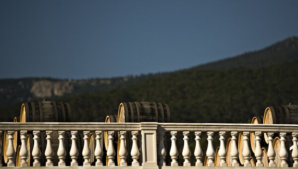 Дубовые бочки для вызревания вина марки Мадера на винодельческом предприятии Массандра