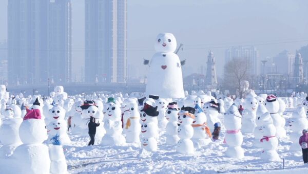Более двух тысяч снеговиков слепили в парке Харбина  в честь Нового года