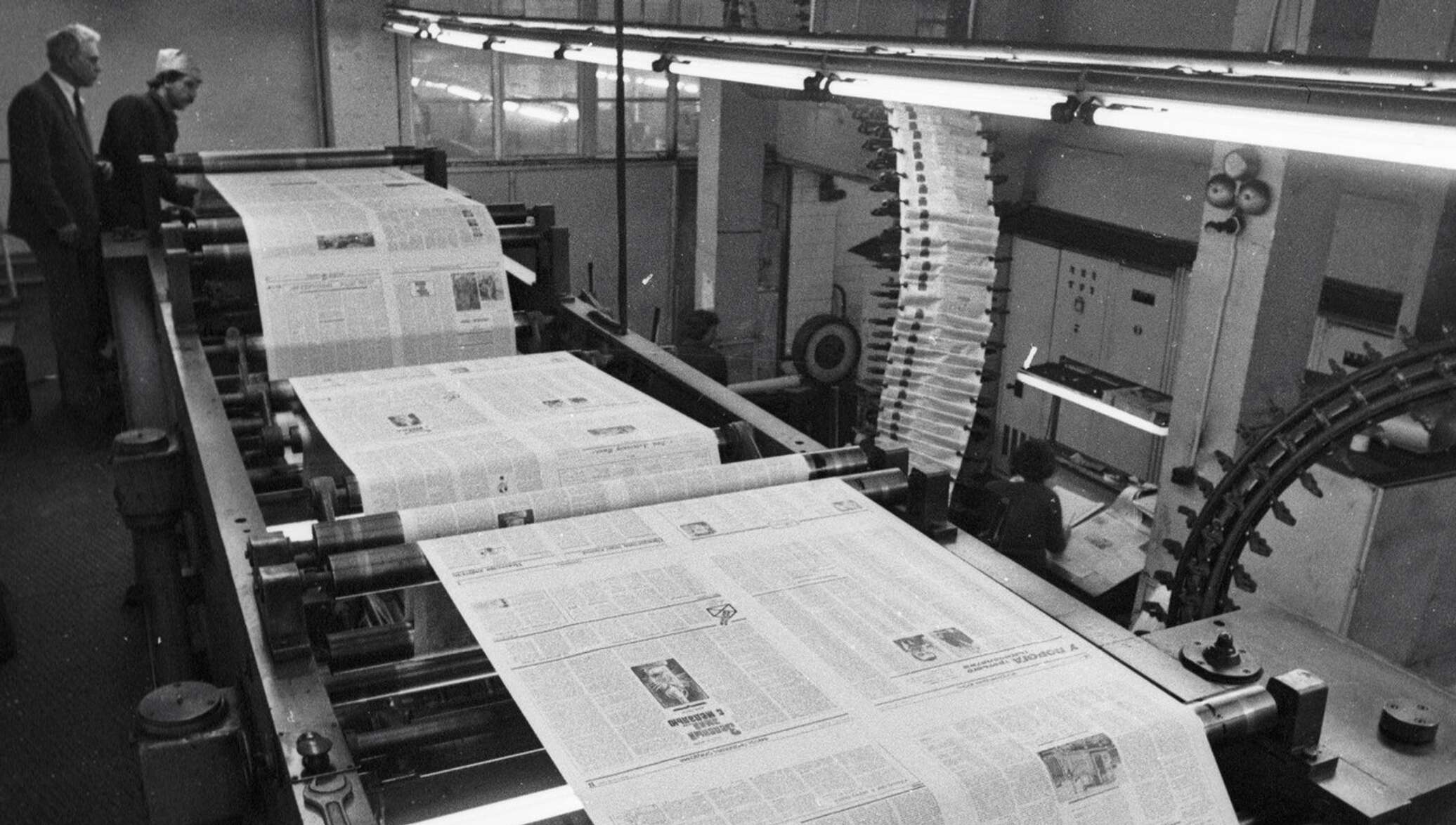 Массовое тиражирование. Старый печатный станок. Советский печатный станок. Газетный печатный станок. Современный печатный станок.