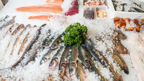 Лед помогает сохранить свежесть размороженной рыбы и морепродуктов