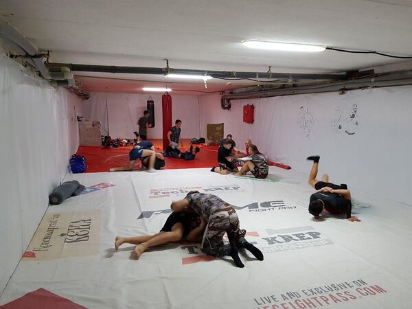 Показательная тренировка бойца MMA Вячеслава Юровских в рамках предпремьерного показа фильма Скиф в Евпатории Показательная тренировка бойца MMA Вячеслава Юровских в рамках предпремьерного показа фильма Скиф в Евпатории