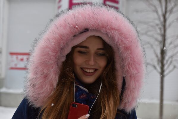 Девушка радуется первому снегу в Симферополе. 14 января 2018