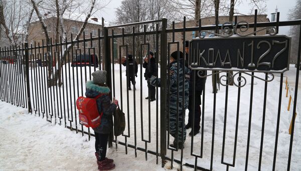 Школьники и сотрудники полиции у входа в школу №127 в Перми