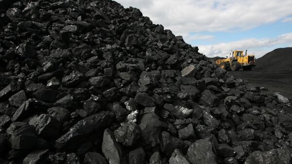 Сортированный уголь на складе 