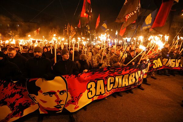 Активисты националистических партий во время митинга в честь 109-летия Степана Бандеры в Киеве, Украина. 1 января 2018 Активисты националистических партий во время митинга в честь 109-летия Степана Бандеры в Киеве, Украина. 1 января 2018
