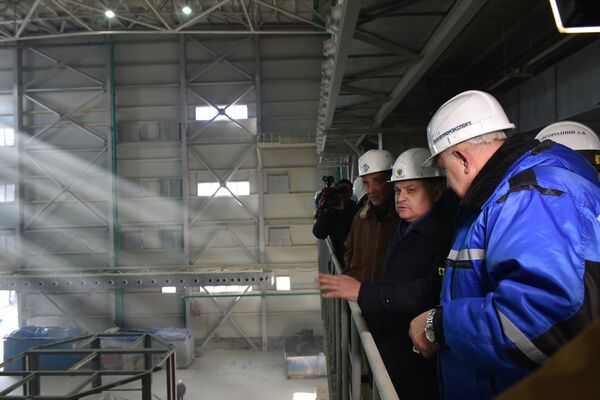 Стройплощадку Симферопольской ПГУ-ТЭС посетил заместитель министра энергетики РФ Андрей Черезов (в центре) Стройплощадку Симферопольской ПГУ-ТЭС посетил заместитель министра энергетики РФ Андрей Черезов (в центре)