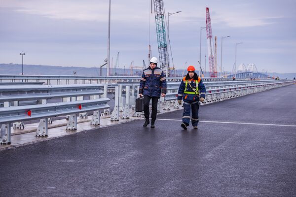 На пилотном участке Крымского моста установили ограждение и освещение На пилотном участке Крымского моста установили ограждение и освещение