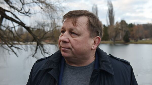 Глава администрации города Симферополя Игорь Лукашев в столичном парке имени Гагарина