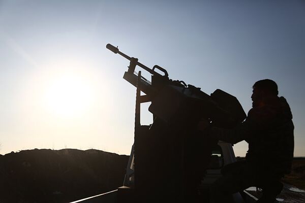 Турецкие боевики из Свободной сирийской армии занимают позицию в районе Тал Малид, к северу от Алеппо. 20 января 2018 Турецкие боевики из Свободной сирийской армии занимают позицию в районе Тал Малид, к северу от Алеппо. 20 января 2018