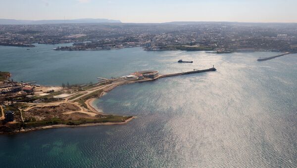 Вид на Константиновский форт и Севастопольскую бухту из вертолета