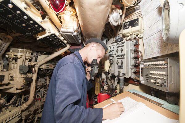 Центральный отсек на подводной лодке Запорожье ВМС Украины. Сентябрь, 2013 год